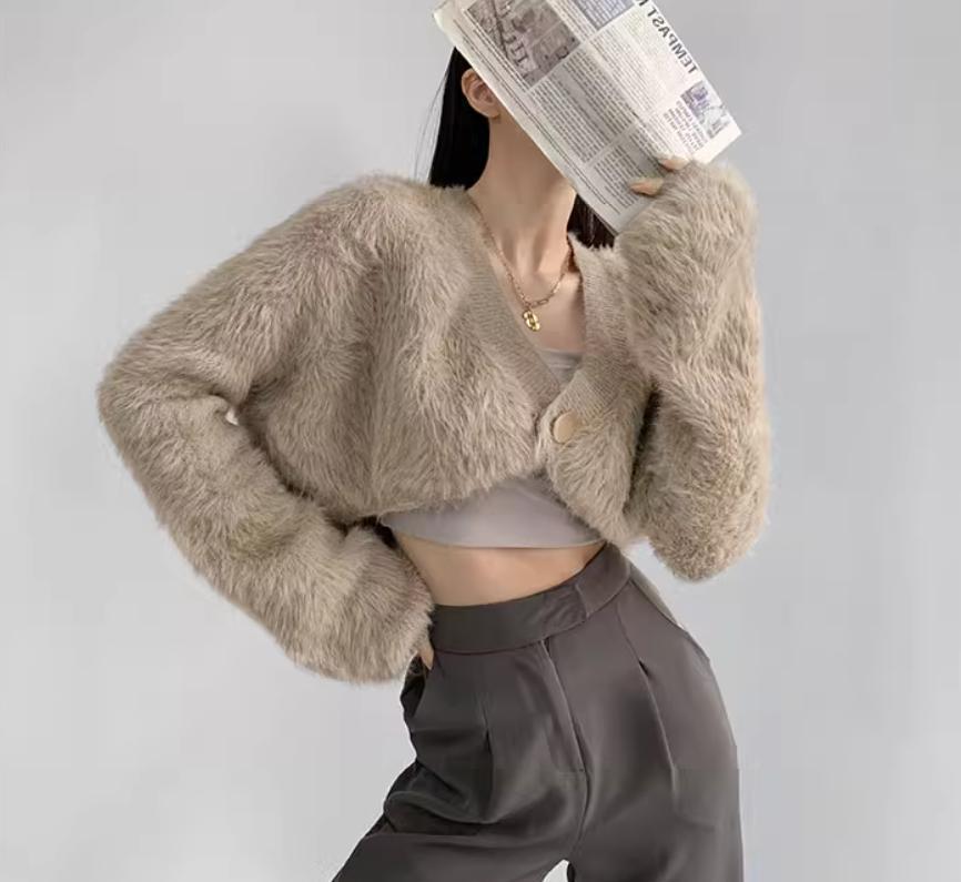 Damen cropped Strickjacke mit voluminösen Ärmeln und Knopfdetail Krohn-e