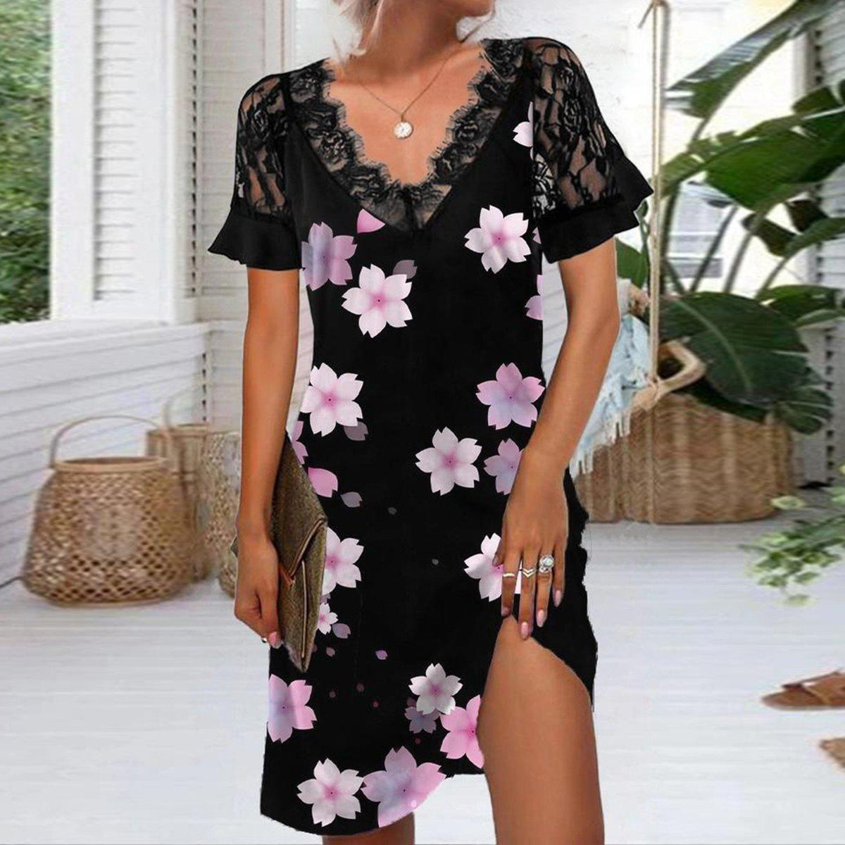 Kurzes, elegantes Spitzenkleid mit V-Ausschnitt von Fudus