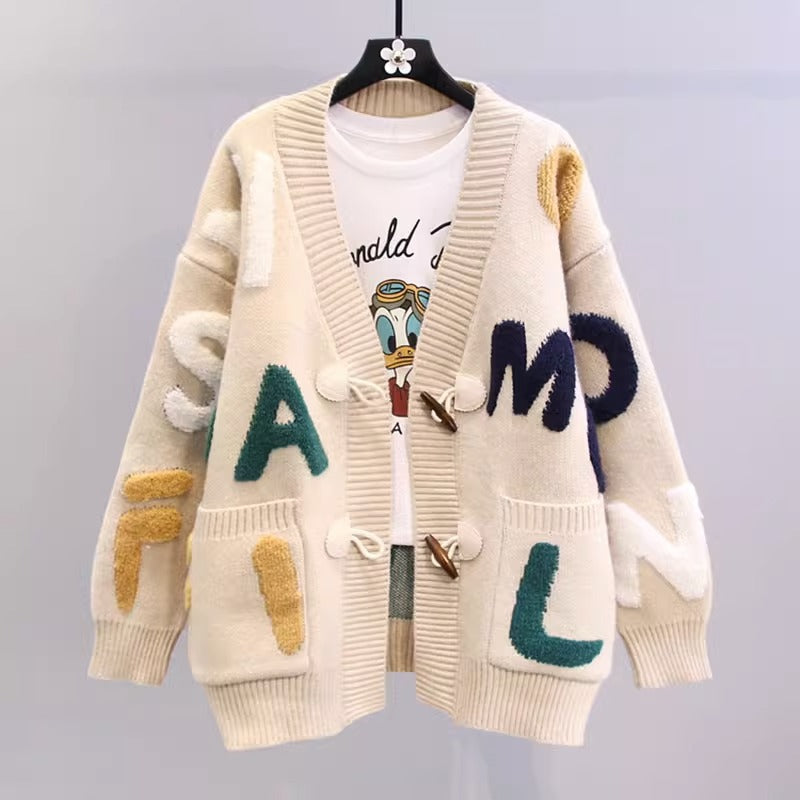 Damen Strickjacke mit buntem Buchstabenmotiv und praktischen Taschen Krohn-e