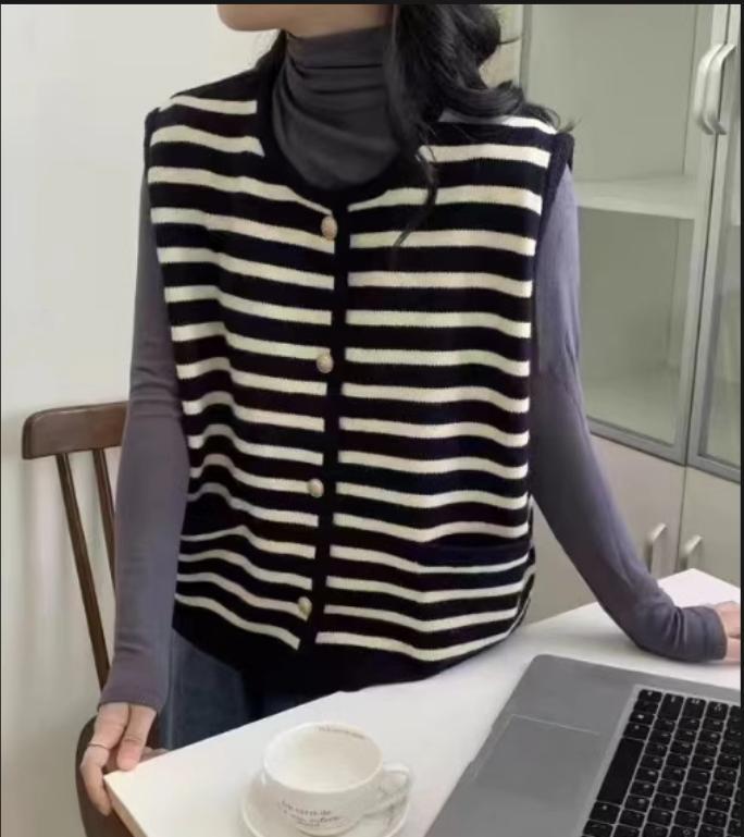 Damen modische Strickweste mit kontrastierenden Streifen und goldenen Knöpfen Krohn-e