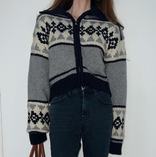 Damen Strickjacke mit floralem Muster und hohen Kragen Krohn-e