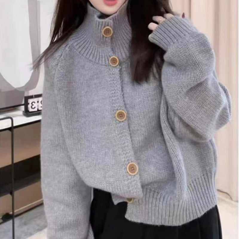 Damen gemütliche Strickjacke mit hohem Kragen und dekorativen Knöpfen Krohn-e