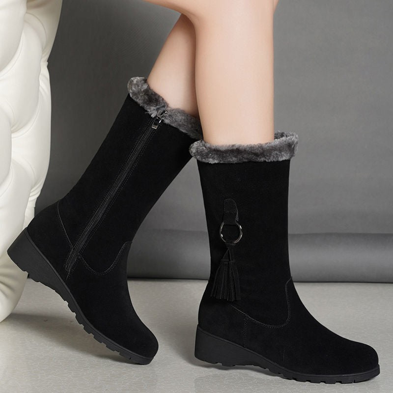 Krohn-e | Stiefel - Wildlederähnlich - Wadenhöhe - Niedriger Keilabsatz - Quasten-Detail