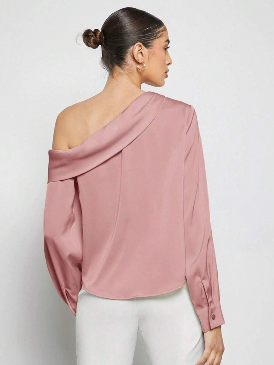 Langarmshirt aus Satin mit Falten und schulterfreien Ausschnitt von Fudus