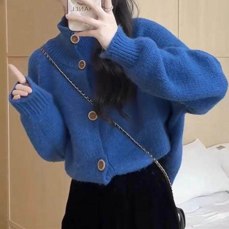 Damen gemütliche Strickjacke mit hohem Kragen und dekorativen Knöpfen Krohn-e