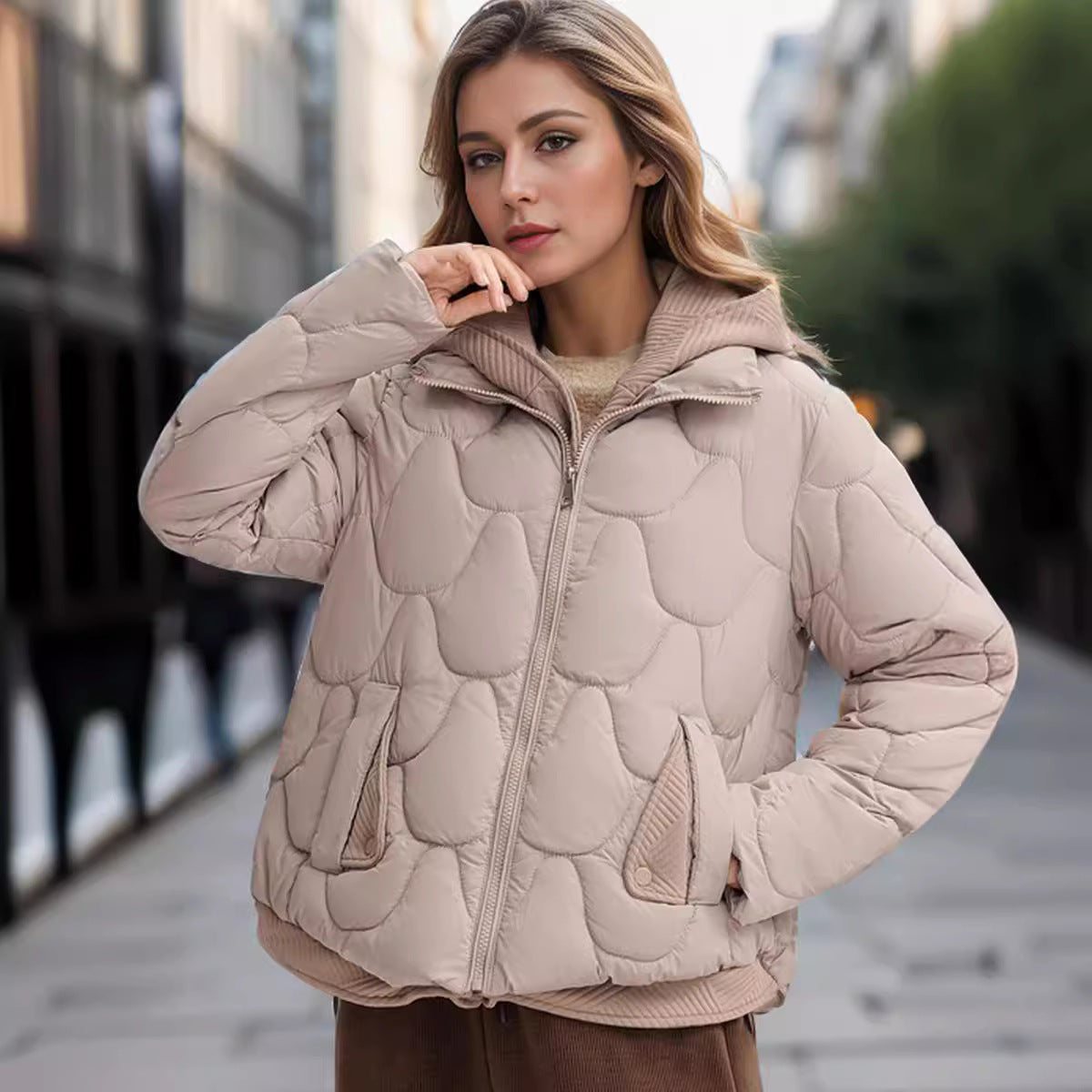 Damen modische gepolsterte Jacke mit abnehmbarer Kapuze und praktischen Taschen Krohn-e