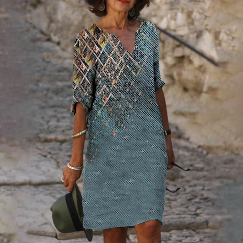 Leichtes, lässiges bedrucktes Kurzkleid mit V-Ausschnitt von Fudus