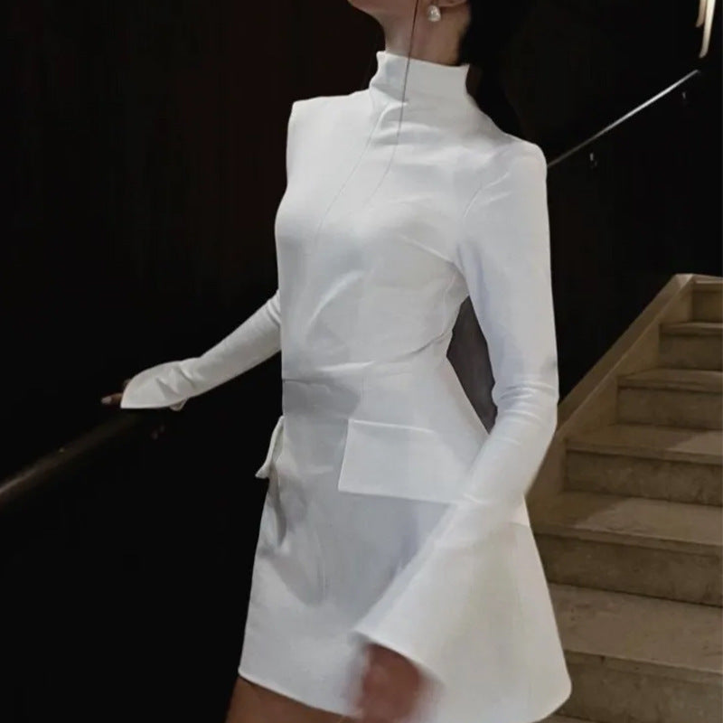 Heidi Mode | Schmal geschnittenes, langärmeliges, hüftumspielendes Kleid