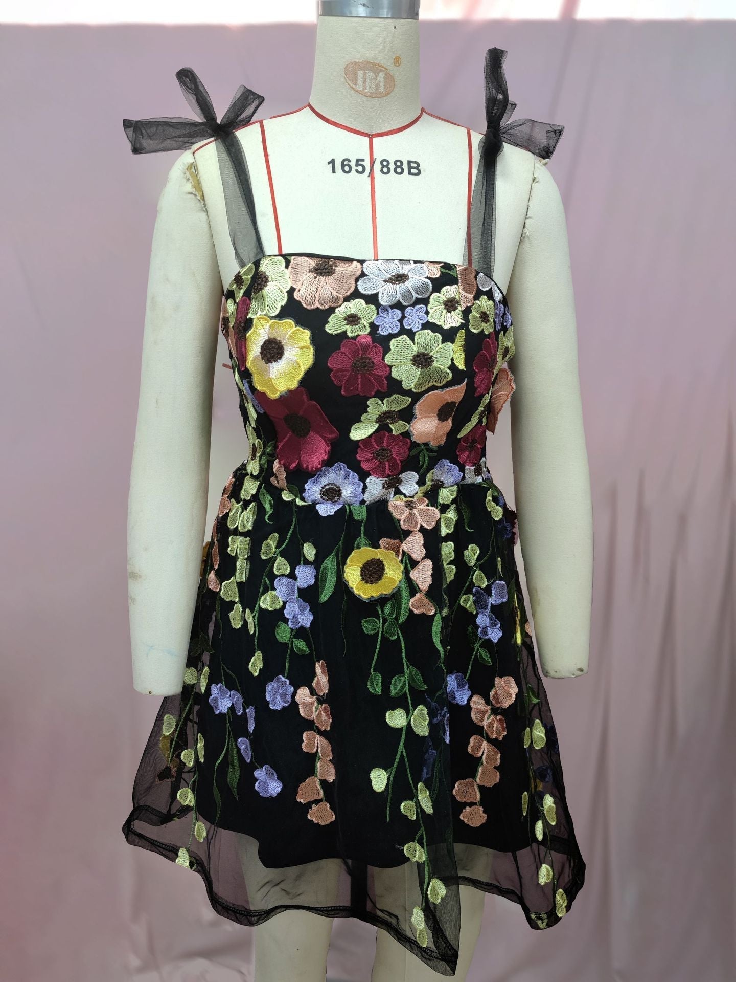 Fudus Sinnliches Bodycon-Kleid mit Spaghettiträgern