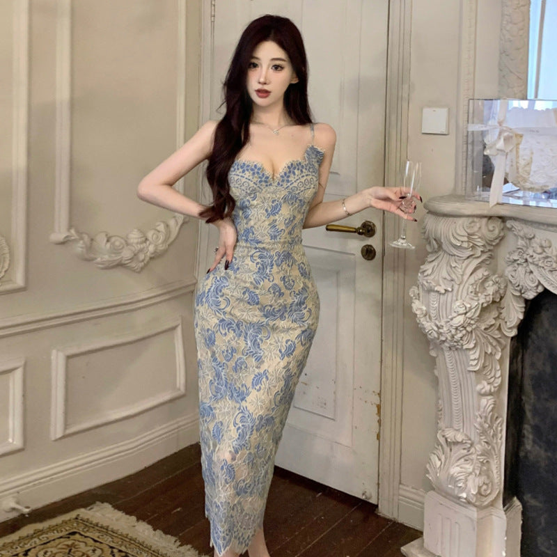 Fudus: Elegantes Trägerkleid mit V-Ausschnitt