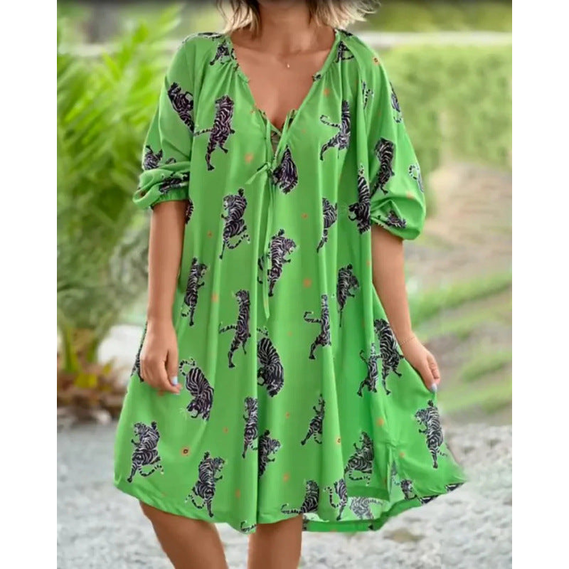 Kurzärmliges bedrucktes Fudus Plus-Size Kleid mit V-Ausschnitt