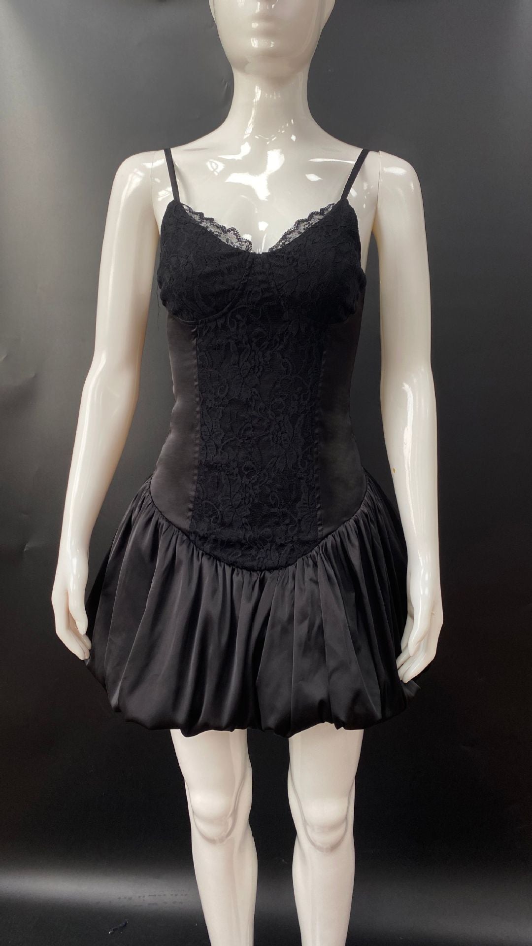 Fudus: Elegantes, schmales A-Linien-Ballettkleid mit Spaghettiträgern