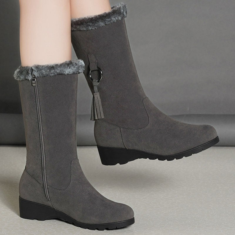 Krohn-e | Stiefel - Wildlederähnlich - Wadenhöhe - Niedriger Keilabsatz - Quasten-Detail