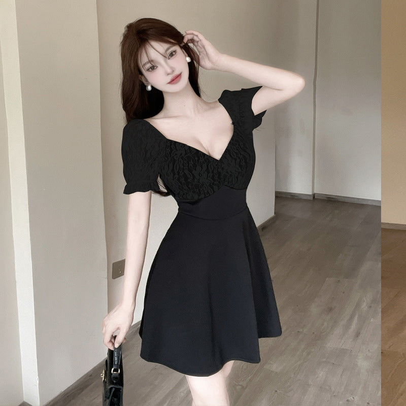 Verführerisches Mini-Kleid von Fudus mit tiefem Ausschnitt und weitem Saum