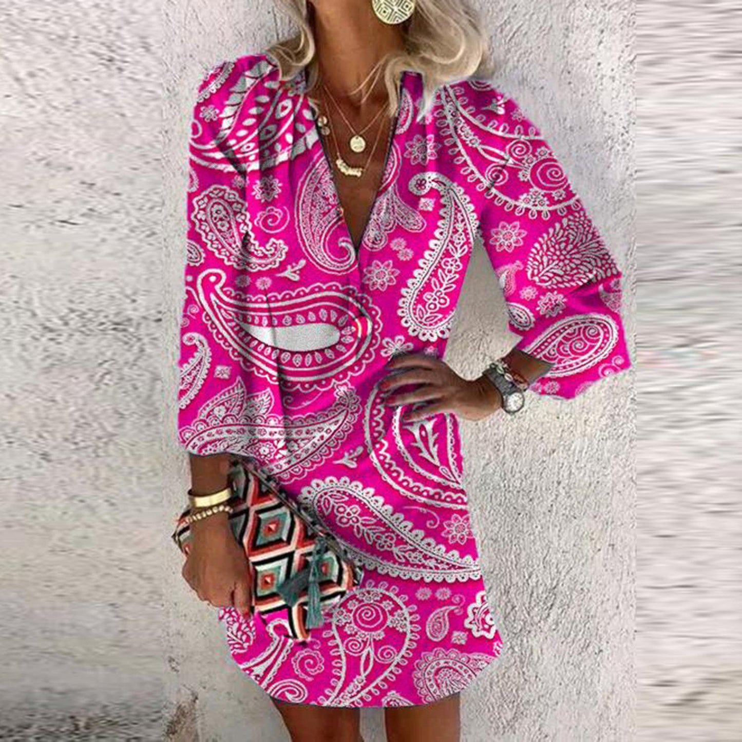 Fudus: Elegantes V-Ausschnitt-Druckkleid mit Dreiviertelärmeln