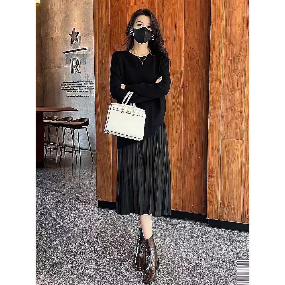 Fudus Strickkleid mit Rundhalsausschnitt und Split