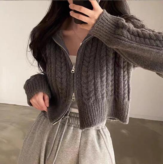 Damen modische Strickjacke mit strukturiertem Zopfmuster und kurzem Schnitt Krohn-e
