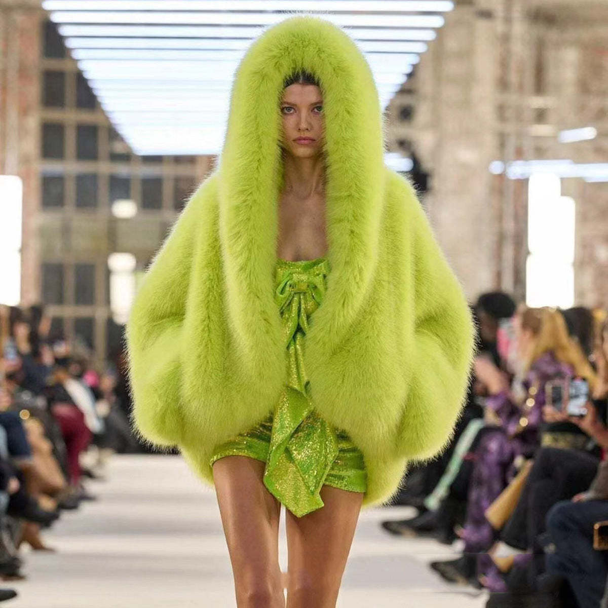 Damen oversized Kunstpelz-Jacke mit Kapuze und weiten Ärmeln Krohn-e