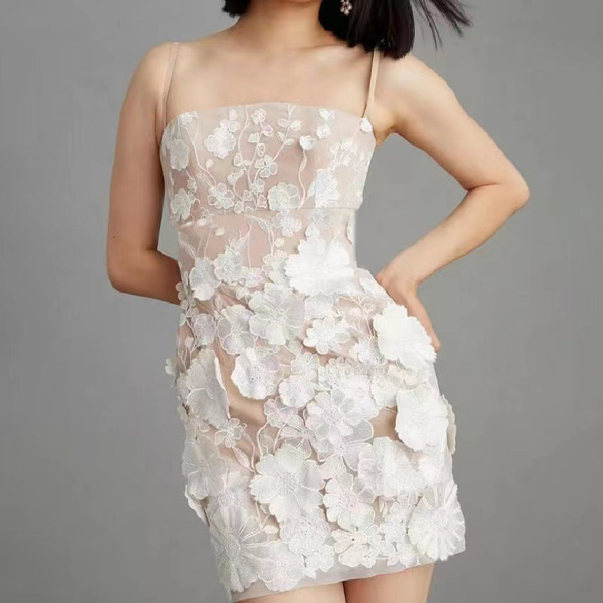 Glamouröses Mini-Kleid mit Spaghettiträgern und aufwendiger Stickerei von Fudus