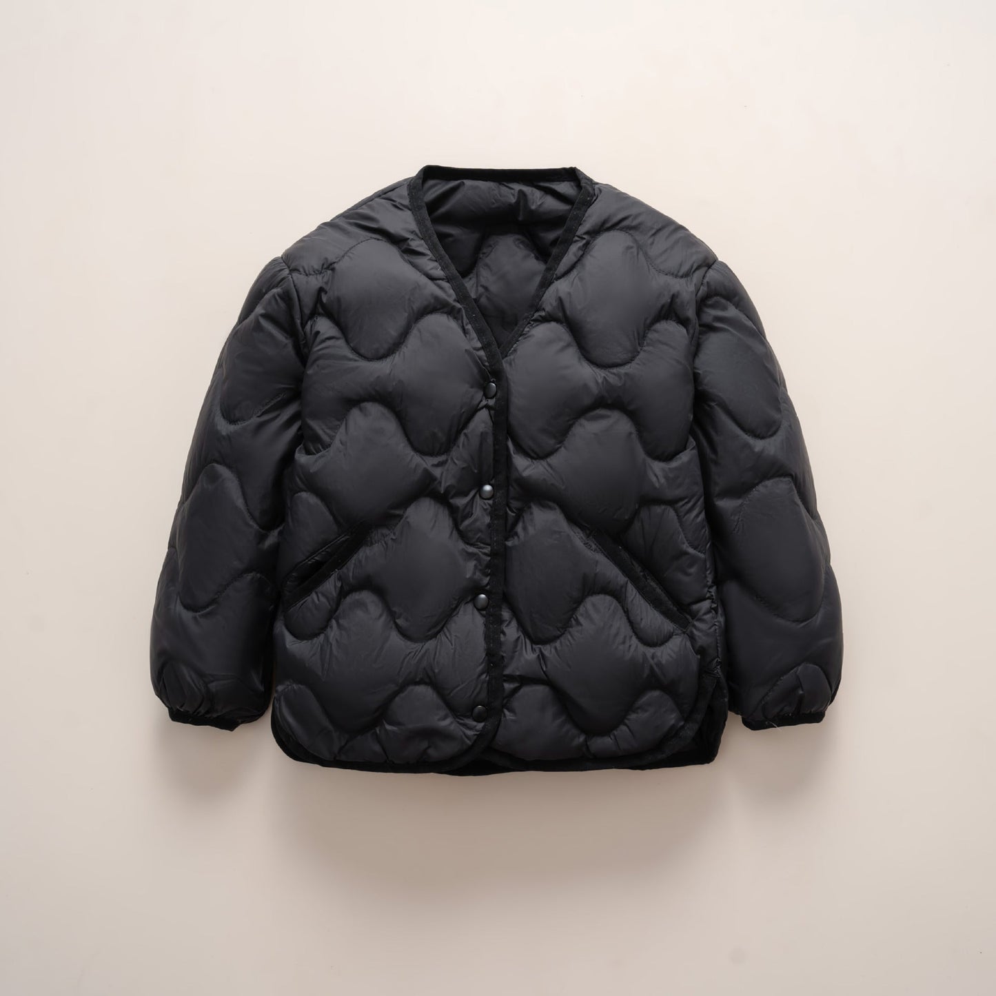 Damen gesteppte Daunenjacke mit modernen Wellenmustern und praktischen Taschen Krohn-e