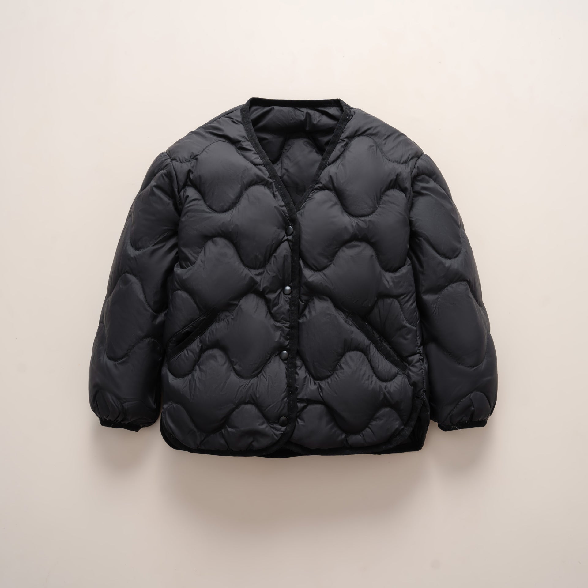 Damen gesteppte Daunenjacke mit modernen Wellenmustern und praktischen Taschen Krohn-e
