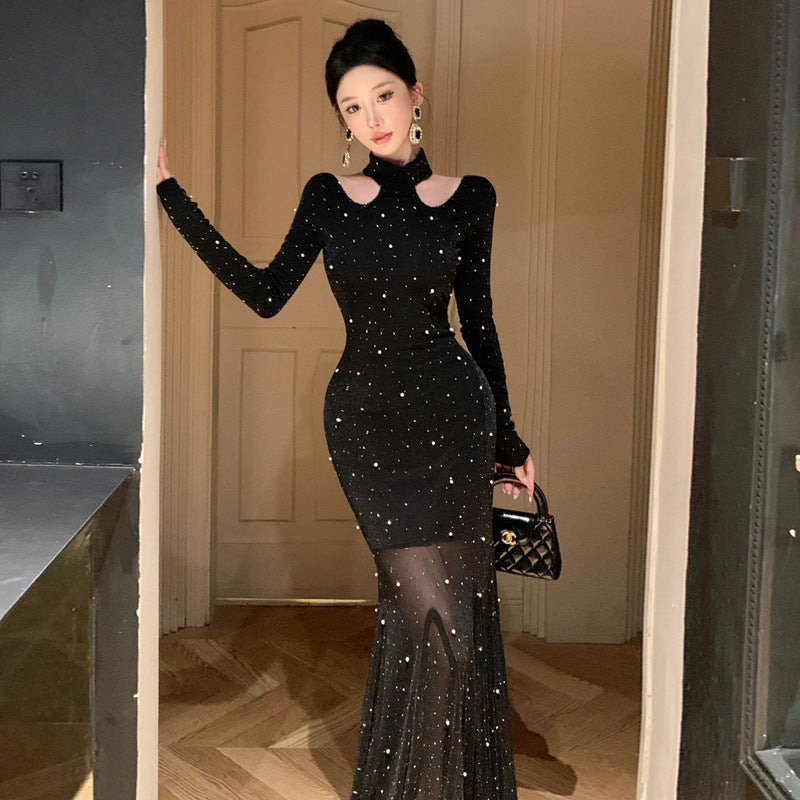 Elegantes Abendkleid mit Neckholder und Taillenbetonung von Krohn-e