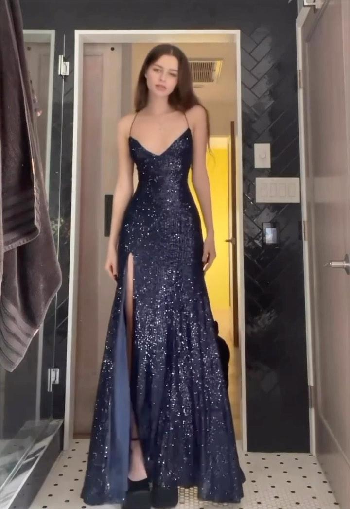 Damen Glamouröses Abendkleid mit funkelndem Paillettenbesatz und elegantem Schlitz Krohn-e