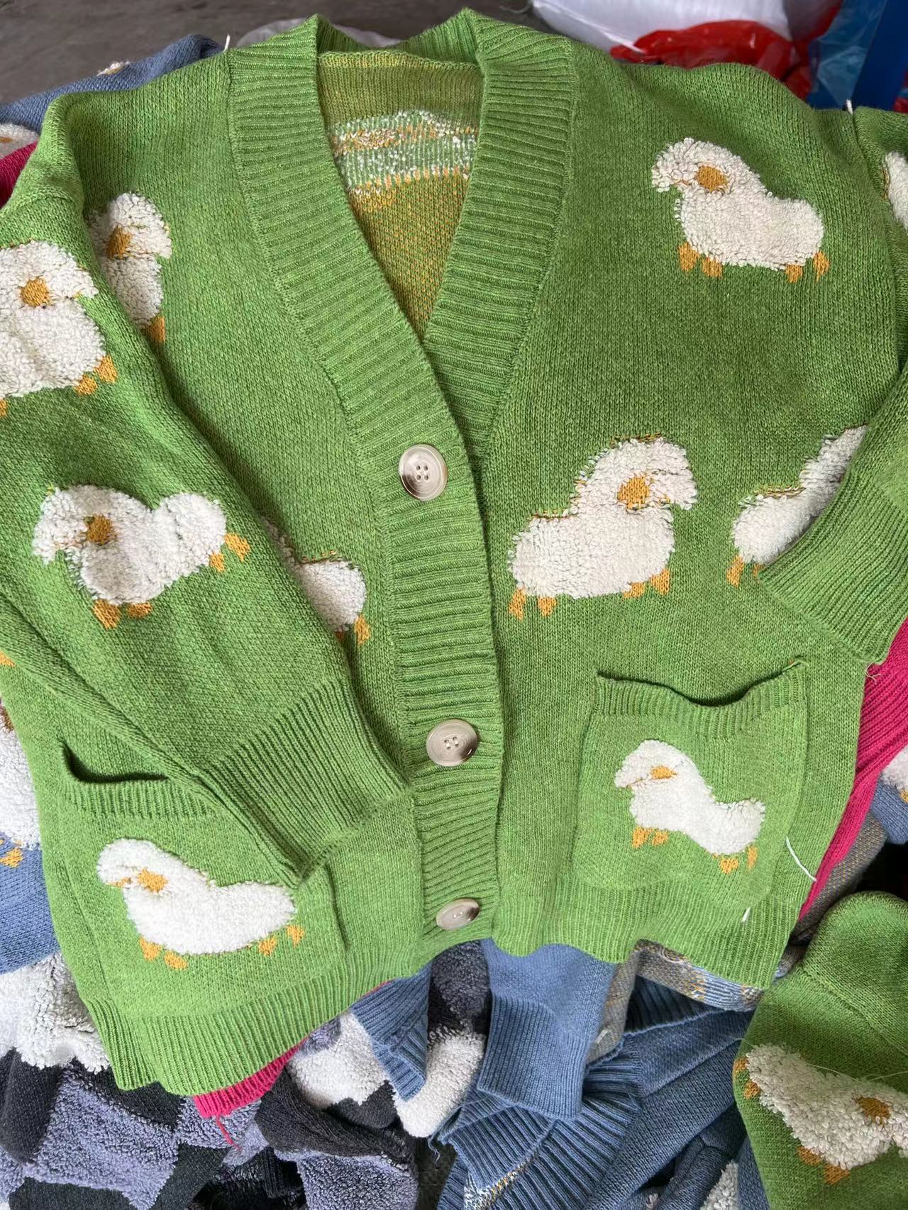 Damen Strickjacke mit verspieltem Schafmotiv und Taschen Krohn-e
