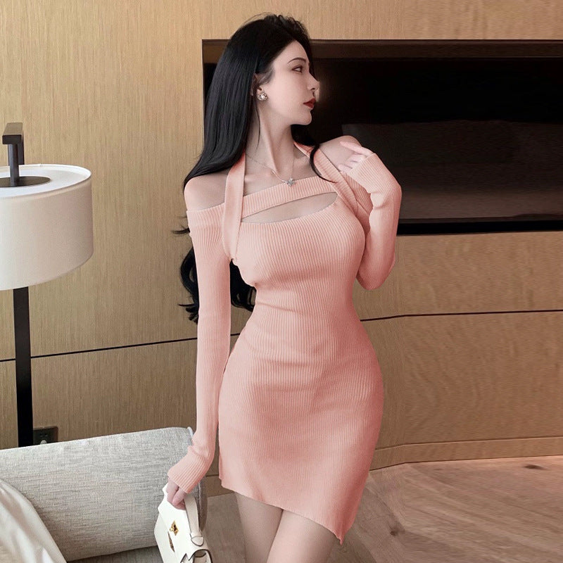 Fudus figurbetontes Strickkleid mit Halterausschnitt und freier Schulter