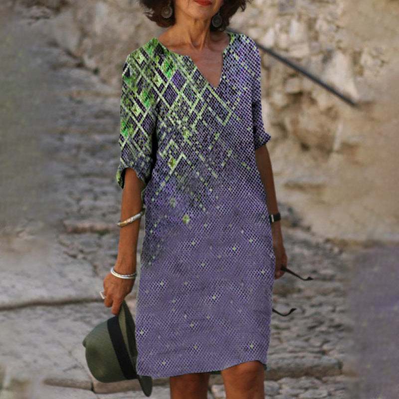 Leichtes, lässiges bedrucktes Kurzkleid mit V-Ausschnitt von Fudus