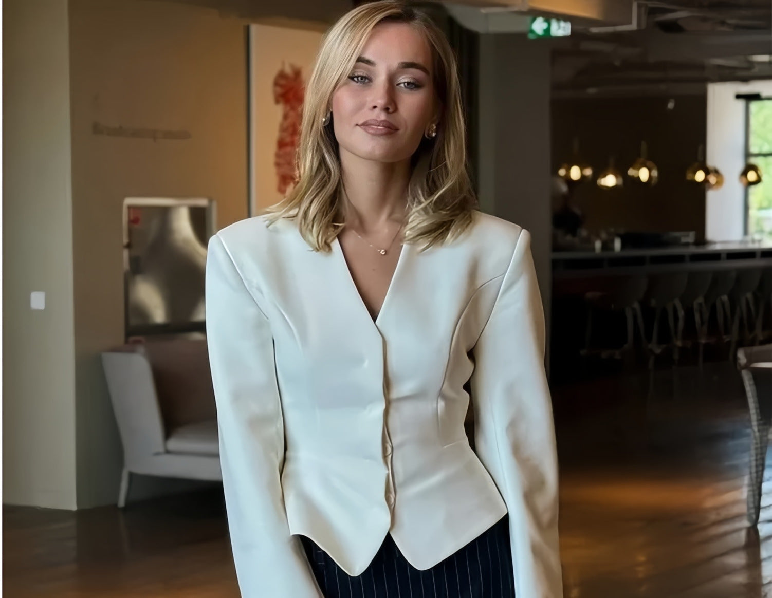 Damen modische Blazerjacke mit tailliertem Schnitt und eleganten Details Krohn-e