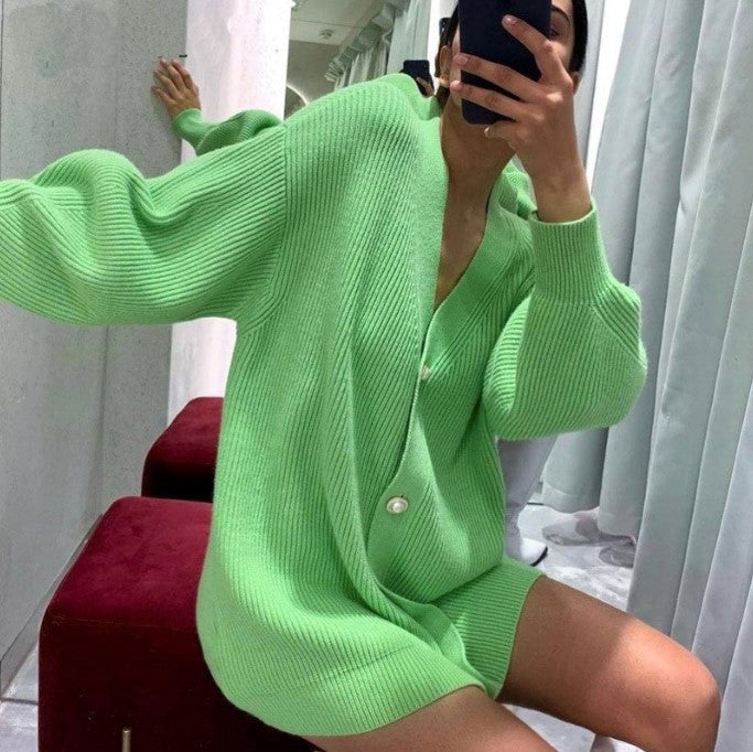 Damen Übergroße Strickjacke mit tiefem V-Ausschnitt und eleganten Knöpfen Krohn-e