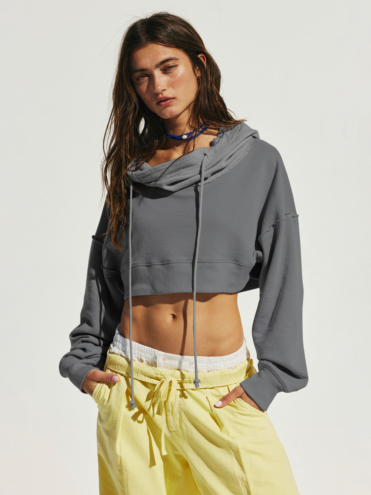 Damen cropped Sweatshirt mit lässigem Schnitt und Kängurutasche Krohn-e