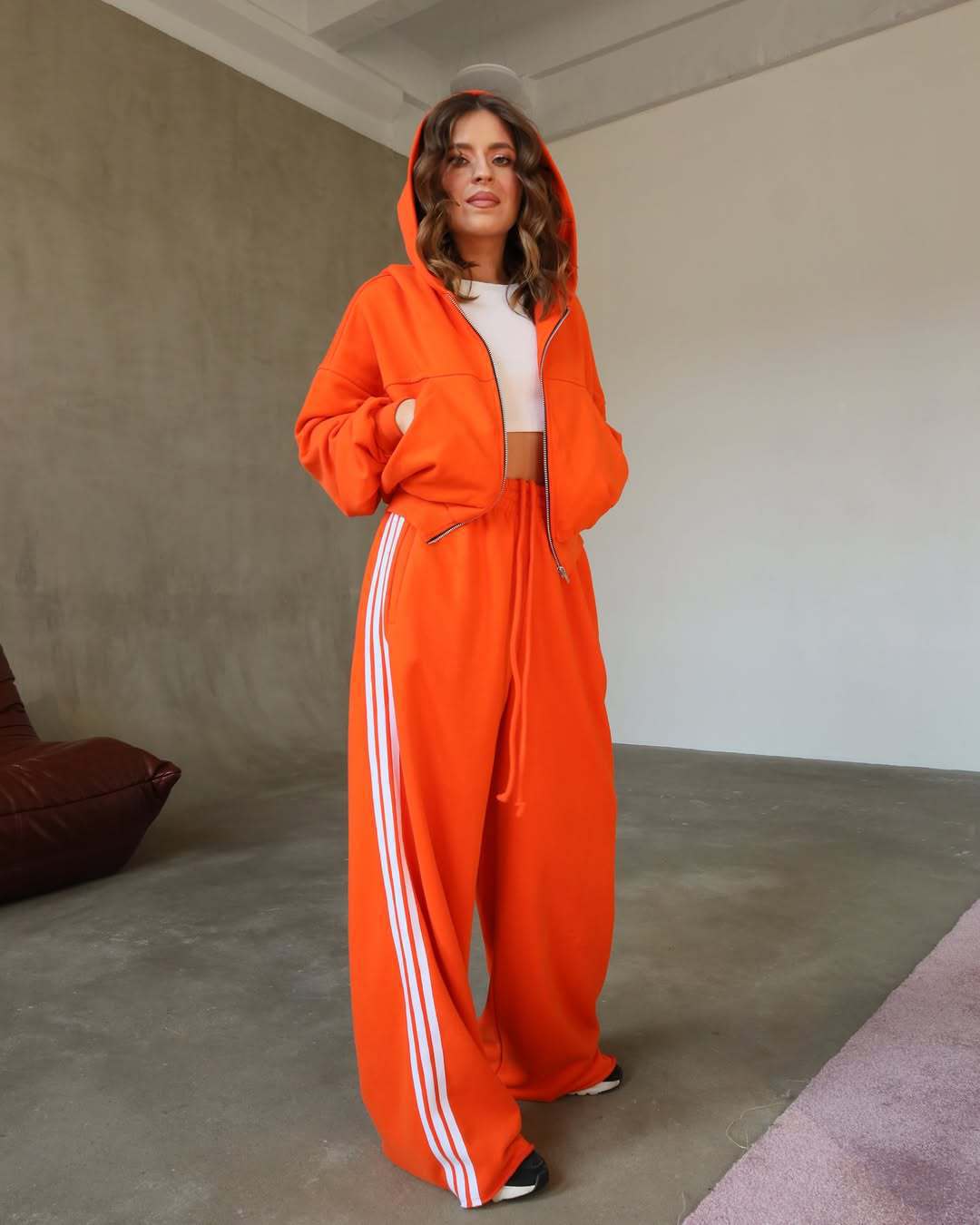 Damen Trendiges Sport-Lounge-Set mit cropped Sweatjacke und weit geschnittenen Jogginghosen Krohn-e