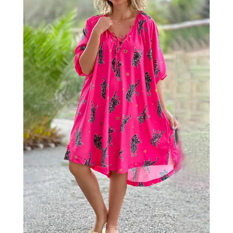 Kurzärmliges bedrucktes Fudus Plus-Size Kleid mit V-Ausschnitt