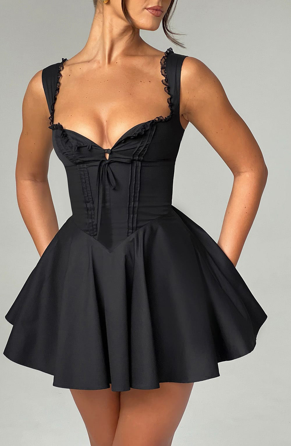 Damen verspieltes Minikleid mit raffiniertem V-Ausschnitt und süßen Rüschendetails Krohn-e