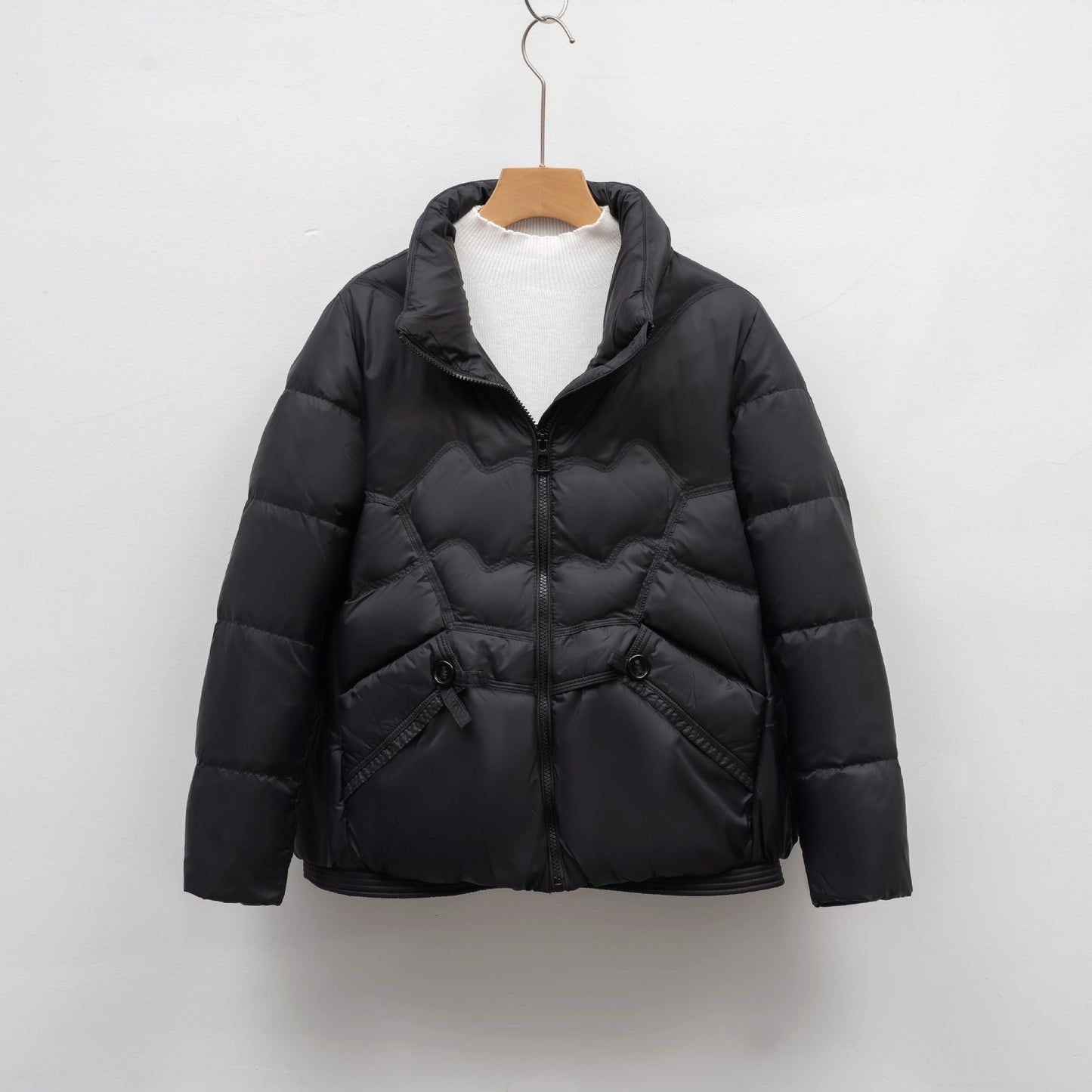 Damen Steppjacke mit dekorativen Knopfdetails und hohem Kragen Krohn-e