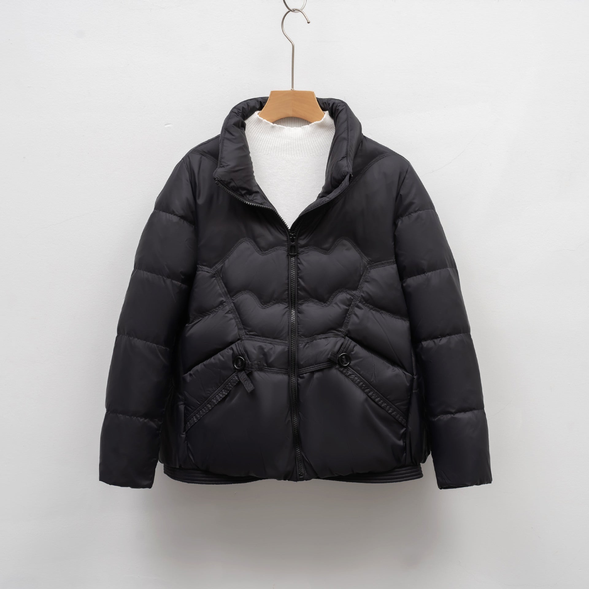 Damen Steppjacke mit dekorativen Knopfdetails und hohem Kragen Krohn-e