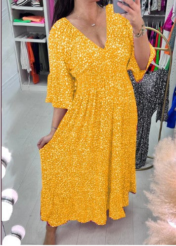 Strandkleid von Fudus: Elegantes, lockeres Plus-Size Kleid mit V-Ausschnitt und Blumenmuster