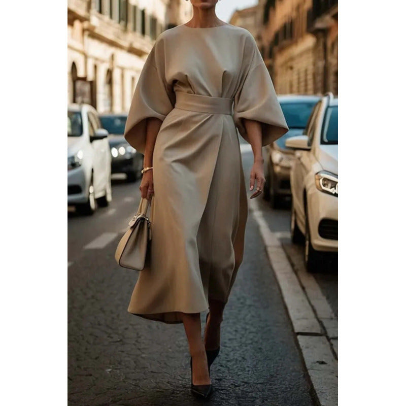 Fledermausärmeliges, lässiges Taillenkleid mit langem Rock von Fudus