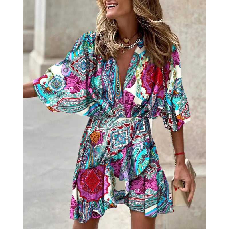 Fudus | Modernes Kleid mit V-Ausschnitt und asymmetrischem Saum