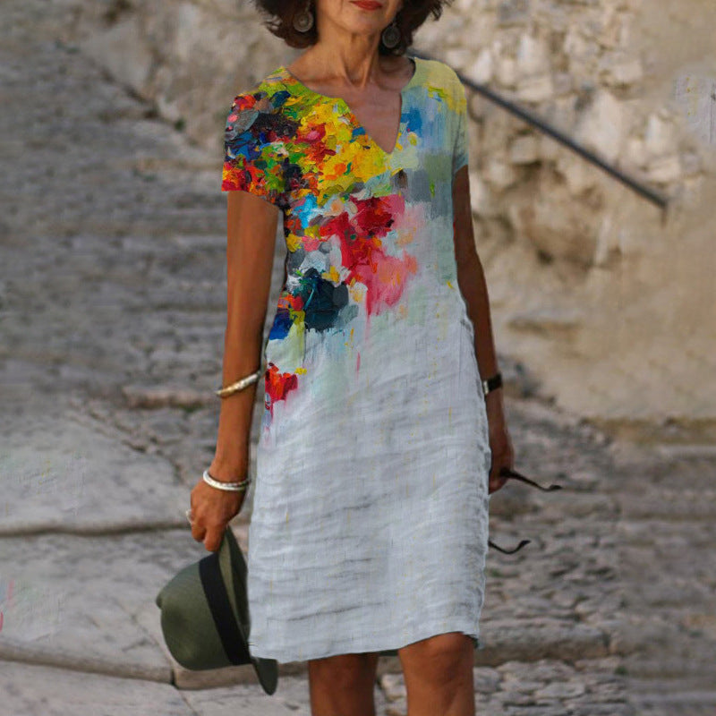 Kurzes V-Ausschnitt-Kleid von Fudus mit schickem Druck