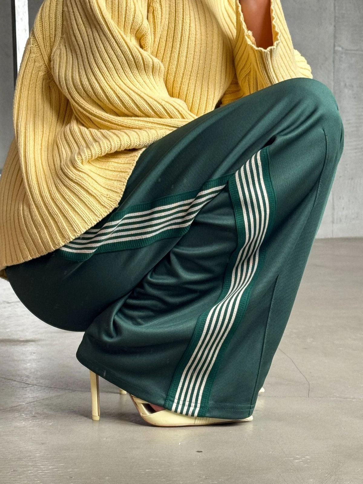 Damen weite Sporthose mit diagonalen Streifen Krohn-e