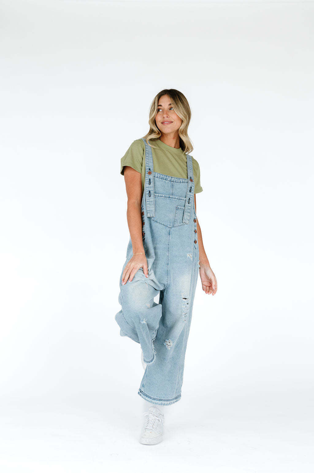 Damen Latzhose mit modischen Destroyed-Details und weitem Schnitt Krohn-e