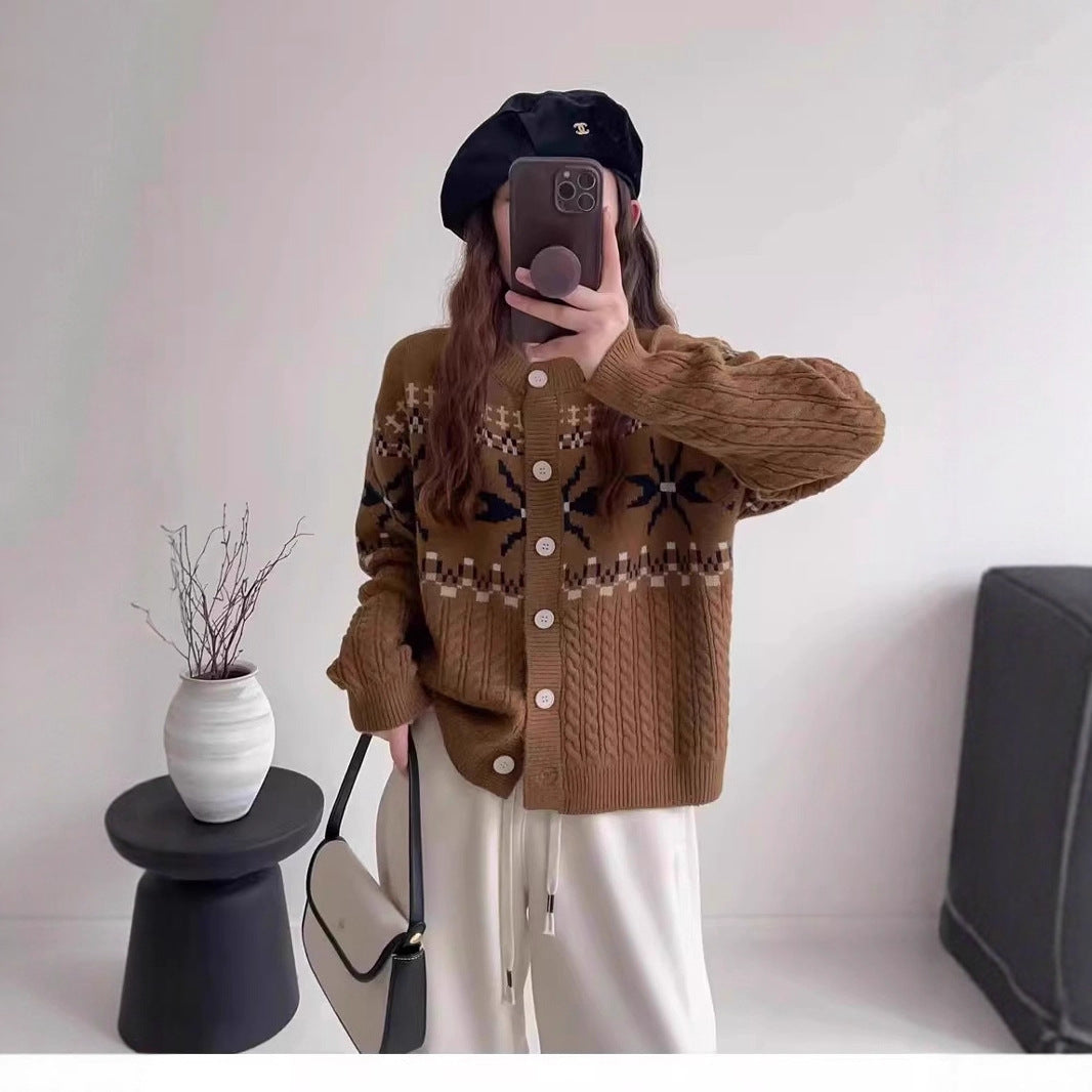 Damen Strickjacke mit traditionellen Mustern und großen Knöpfen Krohn-e