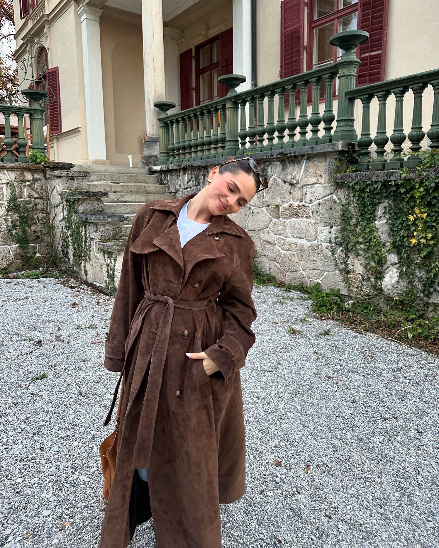 Damen Suede Trenchcoat mit Gürtel und eleganten Knopfdetails Krohn-e