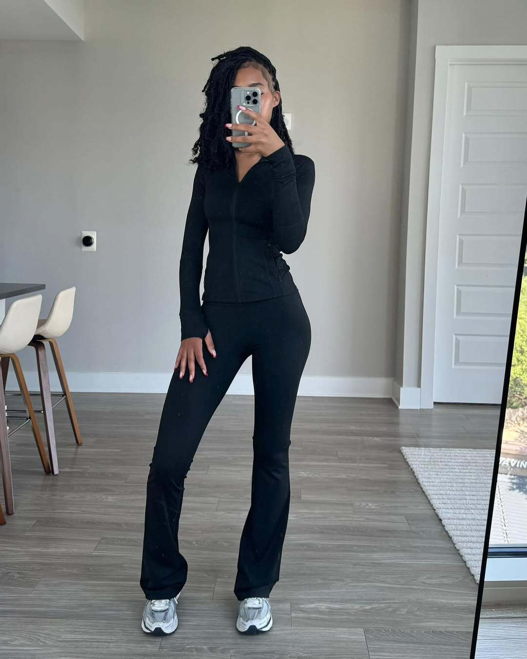Damen Sportliches Fitness-Outfit mit enganliegendem Langarm-Oberteil und weiten Sporthosen Krohn-e