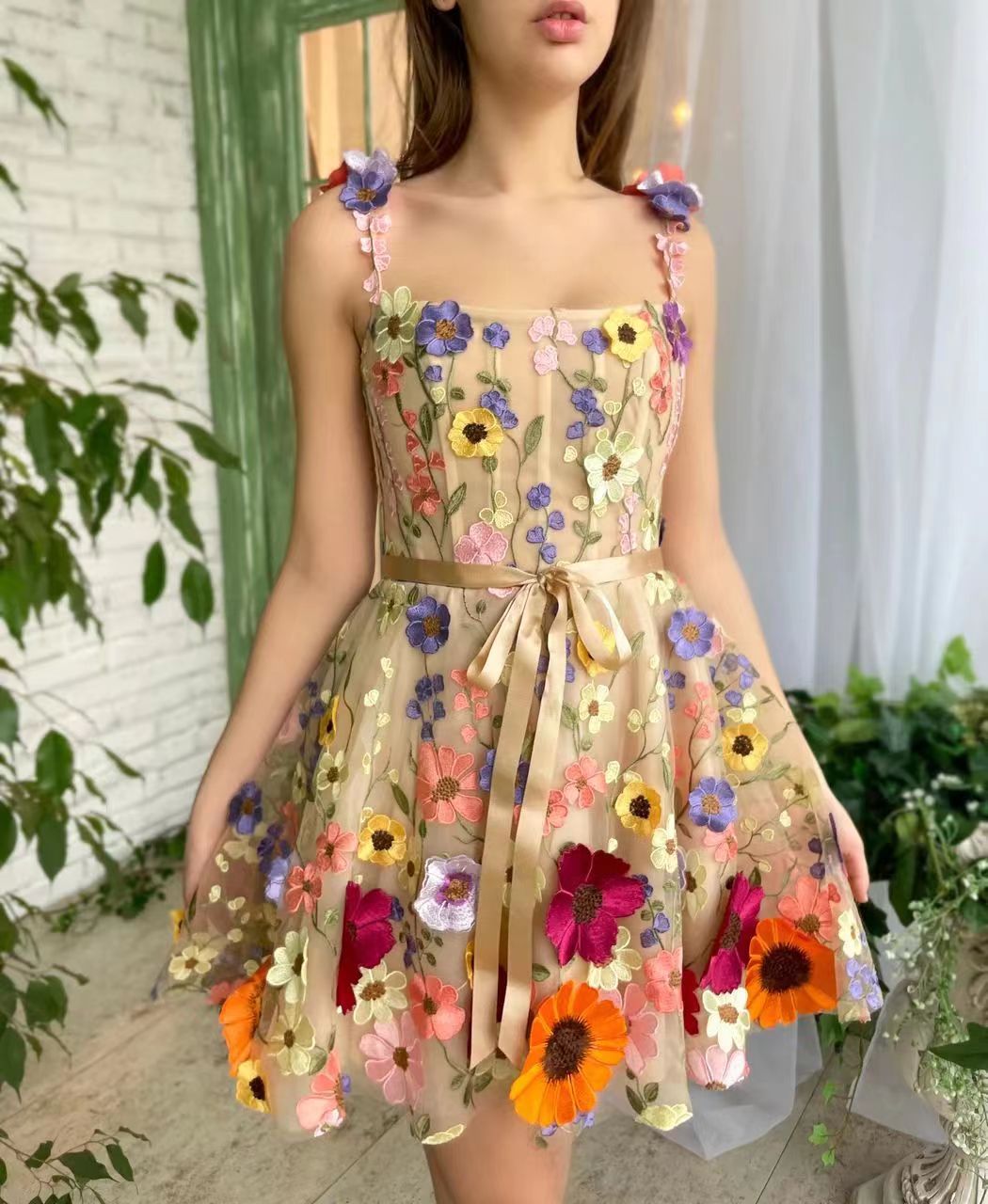 Elegantes Blumen-Stickerei Bodycon Sexy Kleid von Fudus