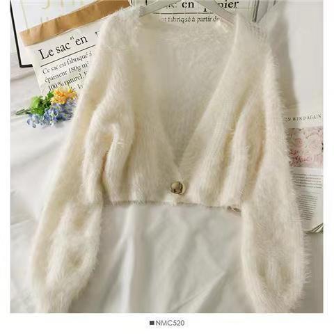 Damen Flauschige Kurzstrickjacke mit V-Ausschnitt und Knopfdetail Krohn-e