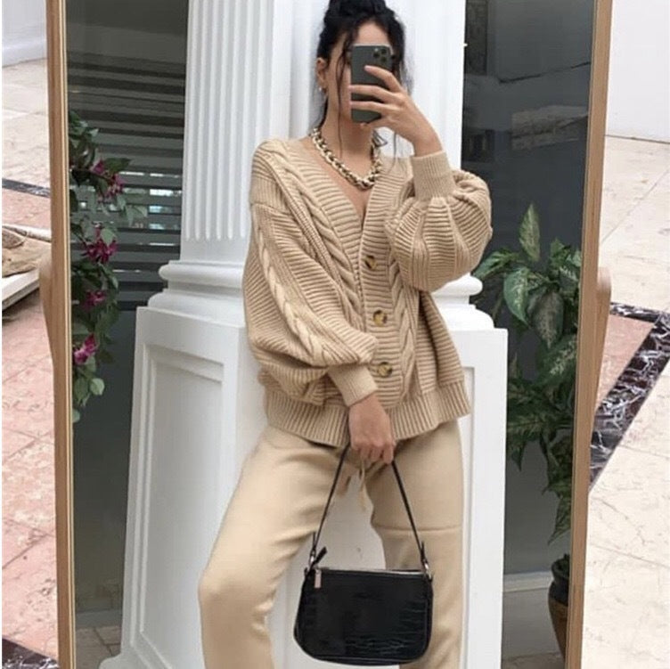 Damen Strickjacke mit tiefem V-Ausschnitt und einzigartigem Zopfdesign Krohn-e